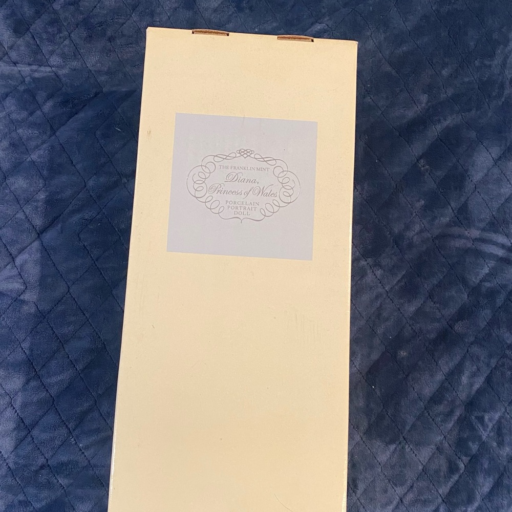 Diana Princess of Wales Porcelain Portrait Doll Box - Cream